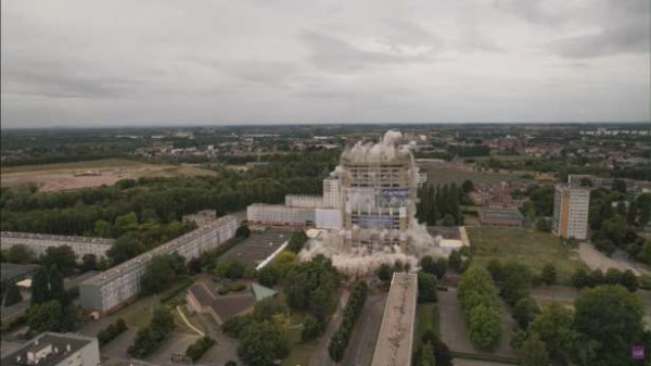 கட்டிடம் ஒன்றை தகர்த்த 800 கிலோ டைனமைட் வெடி!!