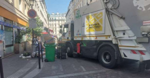 பரிஸ் : சிறுவனை மோதி தள்ளிய கழிவு அகற்றும் வாகனம்!!