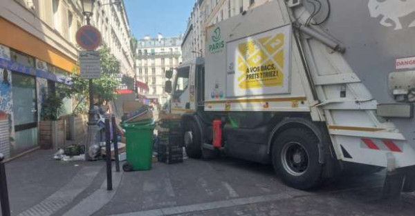 பரிஸ் : சிறுவனை மோதி தள்ளிய கழிவு அகற்றும் வாகனம்!!