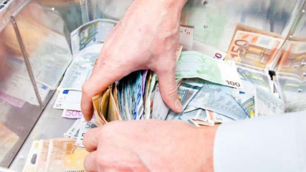 பிரெஞ்சு மக்களிடன் கிட்டத்தட்ட €98 பில்லியன் சேமிப்பில்!!