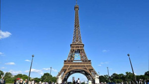 ஈஃபிள் கோபுரத்தில் வெற்றுக்கைகளலால் ஏறிய மூவர் கைது!!