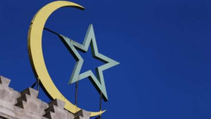 பள்ளிவாசலுக்கு தீ வைத்த ஒருவர் கைது!!