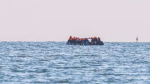 பிரான்சில் இருந்து பிரித்தானியாவுக்கு படையெடுத்த அகதிகள்!!