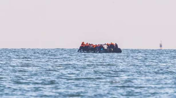 பிரான்சில் இருந்து பிரித்தானியாவுக்கு படையெடுத்த அகதிகள்!!