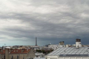 பரிஸ் : வெப்பம் தணிந்தது… மழை இடி மின்னல்!