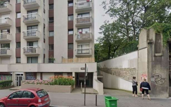 பரிஸ் : வீடொன்றில் இருந்து ரைஃபிள், பிஸ்ட்டல் துப்பாக்கிகளும், 100,000 சன்னங்களுக்கு மீட்பு!!