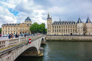 பரிஸ் : காவல்துறையினரிடம் இருந்து  தப்பிக்க - சென் நதியில் குதித்த நபர்!!