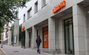 பரிஸ் : கத்திக்குத்து தாக்குதல்!!