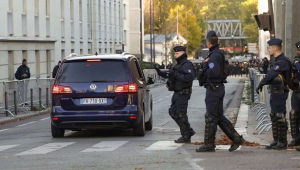 சர்கோஷிக்கு சிறை : ஆயுதம் தாங்கிய காவல்துறை பாதுகாப்பு!!