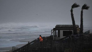 பெஞ்சமின் புயல்! - 100,000 வீடுகளுக்கு மின் தடை, மீட்புப்பணிகள் தீவிரம்..!!