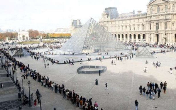 « Évadez-vous au Louvre » சுலோகத்தை மாற்றிய லூவர்!!