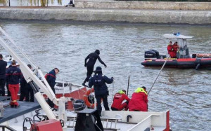 சென் நதியில் மிதந்து வந்த சடலம்!!