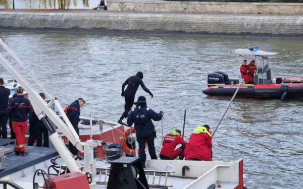 சென் நதியில் மிதந்து வந்த சடலம்!!