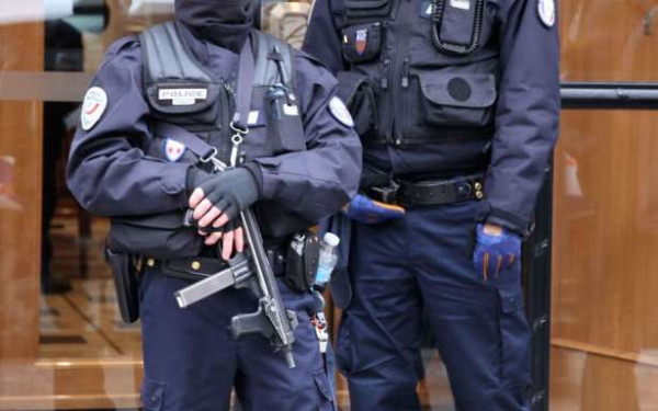 பரிசில் மீண்டும் கொள்ளை முயற்சி! - இரு கொள்ளையர்கள் தப்பி ஓட்டம்!!