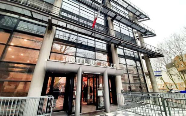 Créteil : மகிழுந்தில் இருந்து தள்ளி விழுத்தப்பட்ட பெண்! - ஒருவர் கைது!!!