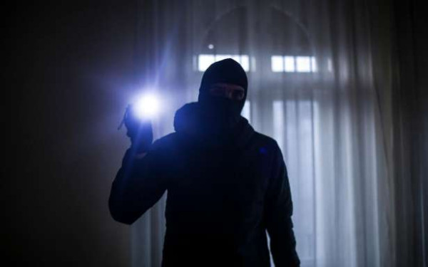 தபால் பெட்டிக்குள் திறப்பு.. ஒரு மில்லியன் பெறுமதியான நகைகள் மாயம்!!