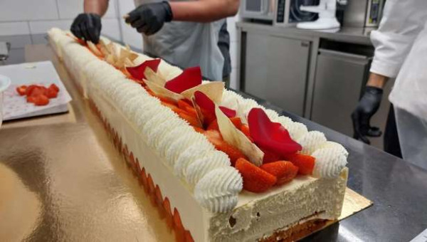 உலகின் மிக நீளமான ‘ஸ்ரோபெரி கேக்’ தயாரித்து சாதனை!!