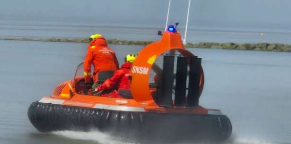 அலையில் சிக்கிய 30 சுற்றுலாப்பயணிகள் - மீட்பு!!