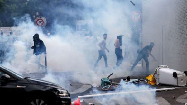 சோம்ப்ஸ்-எலிசே மற்றும் சுற்றுவட்ட வீதிகளில் 79 பேர் கைது!!