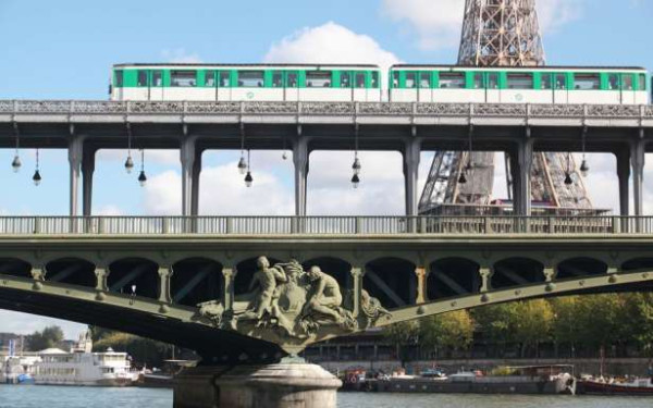 பரிஸ் : தொடருந்து நிலைய கூரையில் இருந்து குதித்த மூவர் கைது!!