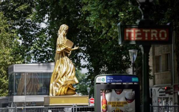 ஒலிம்பிக் போட்டியின்போது பார்த்த சிலை.... rue de la Chapelle வீதியில்..!!