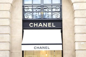 பரிஸ் : Chanel காட்சியறை கொள்ளை! - நால்வர் தலைமறைவு!!