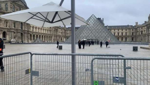 இன்றும் மூடப்பட்டுள்ள லூவர்!!