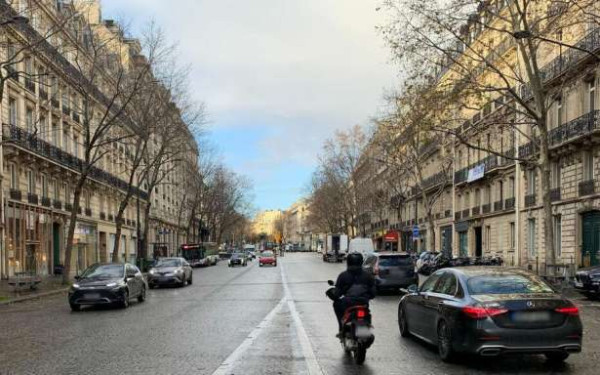 பரிசில் பட்டப்பகலில் கொள்ளை!  பெண்ணை தாக்கி €100,000 மதிப்புள்ள பொருட்கள் சூறை!!