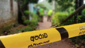 இலங்கையில்  2 பெண்கள் உட்பட 3 பேர் ஆயுத மொன்றினால் தாக்கப்பட்டு கொலை