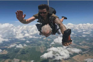  நூறு வயது கனடிய முதியவரின் சாகசம்