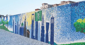 உலக சாதனை படைத்த சவூதி அரேபிய பெண்ணின் போத்தல் மூடிச் சுவரோவியம்