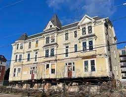 கனடாவில் 200 ஆண்டுகள் பழமையான 220 டன் கட்டிடத்தை சோப்பால் இடமாற்றிய வல்லுநர்கள்