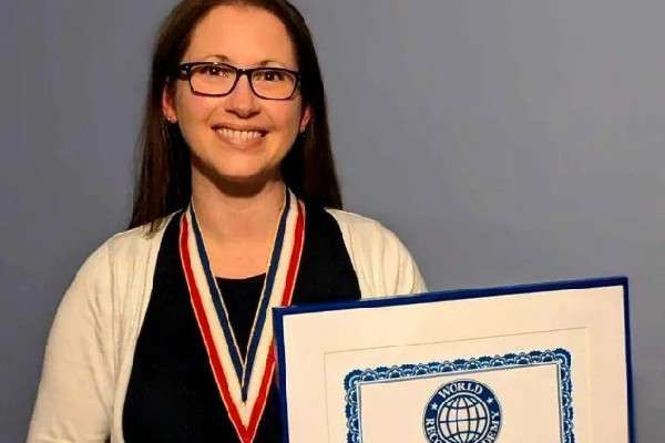 மூளையில் காயத்துடன் கின்னஸ் சாதனை படைத்த கனேடிய பெண்!