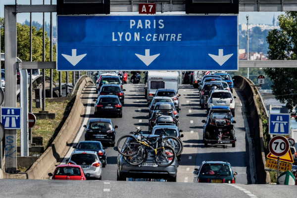 நாடு முழுவதும் - வீதிகளில் போக்குவரத்து நெரிசல்!!