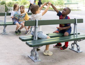 பரிஸில் சிறுவர்களுக்கேற்ற சிறிய பெஞ்ச்கள்!!