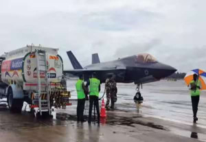 போர் விமானத்தை விட்டு நகர மறுத்த பிரிட்டிஷ் பைலட்: திருவனந்தபுரம் ஏர்போர்ட்டில் சம்பவம்! 