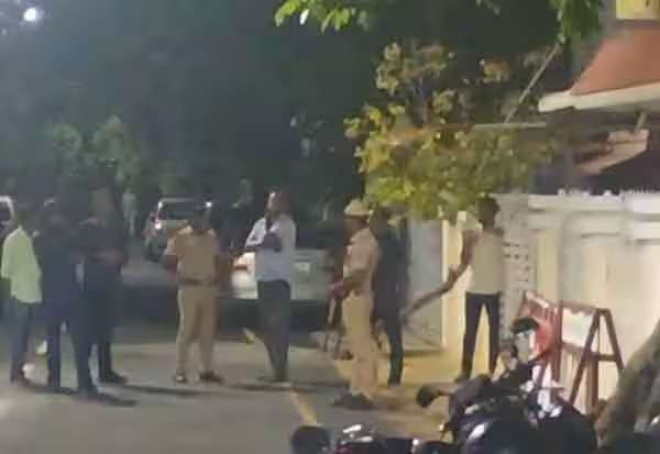 சேலத்தில் இ.பி.எஸ்., வீட்டிற்கு வெடிகுண்டு மிரட்டல்; வெடிகுண்டு நிபுணர்கள் தீவிர சோதனை