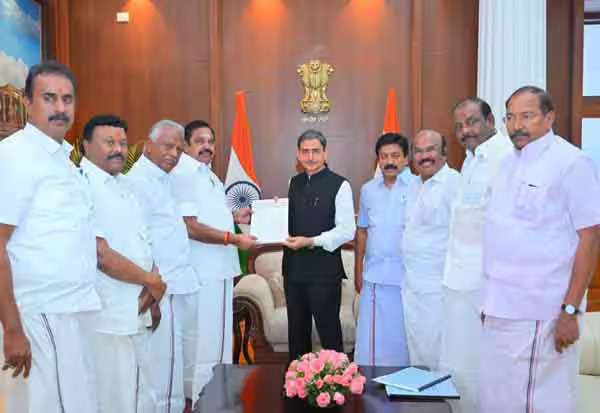 ரூ.4 லட்சம் கோடி ஊழல்; தமிழக அரசு மீது கவர்னரிடம் இபிஎஸ் புகார்