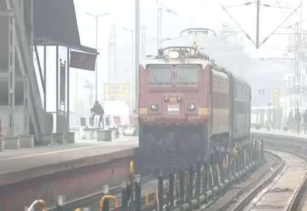 இன்று முதல் ஆதார் இருந்தால் மட்டுமே இனி ரயில் முன்பதிவு 