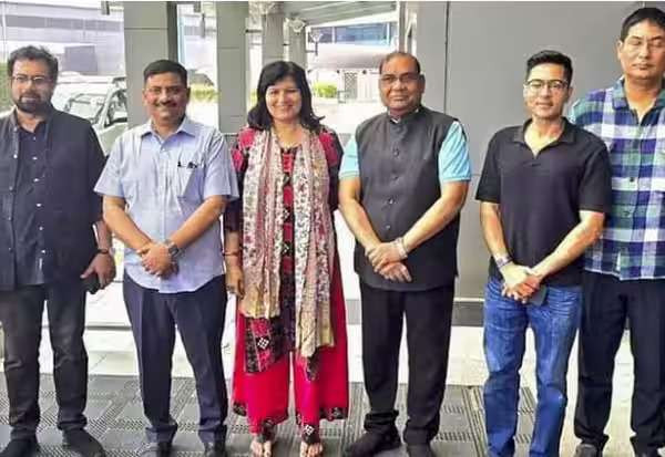 பயங்கரவாதத்தை ஆதரிக்கும் பாக்.,: உலக நாடுகளுக்கு விளக்க புறப்பட்டது இந்திய குழு!