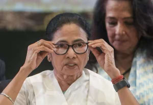 நான் ஒரு பயிற்சி பெற்ற வழக்கறிஞர்; சுப்ரீம் கோர்ட்டில் வழக்கு தாக்கல் செய்வேன்: மம்தா அறிவிப்பு