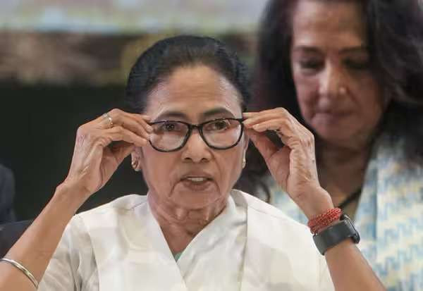 நான் ஒரு பயிற்சி பெற்ற வழக்கறிஞர்; சுப்ரீம் கோர்ட்டில் வழக்கு தாக்கல் செய்வேன்: மம்தா அறிவிப்பு