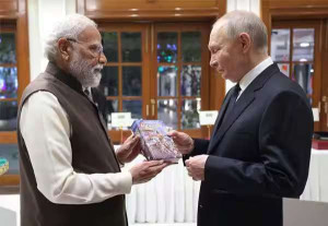 கோடிக்கணக்கானவர்களுக்கு உத்வேகம்: அதிபர் புடினுக்கு பகவத் கீதையின் ரஷ்ய பதிப்பை பரிசளித்த மோடி