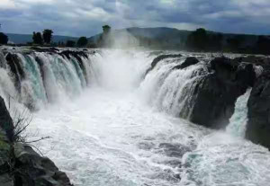 காவிரியில் வெள்ளப்பெருக்கு: ஒகேனக்கல்லில் நீர்வரத்து 1.05 லட்சம் கனஅடியாக அதிகரிப்பு