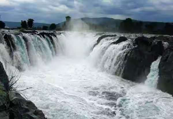 காவிரியில் வெள்ளப்பெருக்கு: ஒகேனக்கல்லில் நீர்வரத்து 1.05 லட்சம் கனஅடியாக அதிகரிப்பு