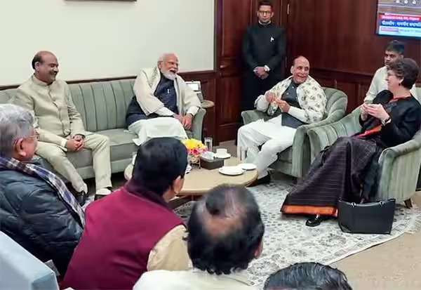 எதிர்க்கட்சி எம்.பி.,க்களுடன் பிரதமர் நரேந்திர மோடி கலகல