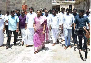 கையில் கருங்காலி கோல் ஸ்டாலினை தொடர்ந்து பிரேமலதா