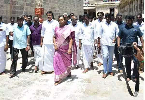 கையில் கருங்காலி கோல் ஸ்டாலினை தொடர்ந்து பிரேமலதா