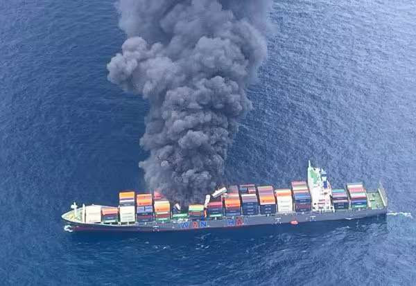 தீப்பற்றிய ரசாயன கப்பல் கடலில் மூழ்கும் அபாயம் தமிழக கடற்பகுதிக்கு பாதிப்பு?