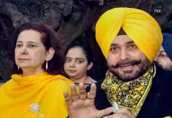 ரூ.500 கோடி கொடுப்பவர்களே முதல்வராகிறார்கள்; சித்துவின் மனைவி பரபரப்பு குற்றச்சாட்டு